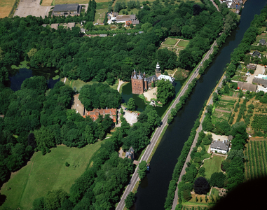 835149 Luchtfoto van het kasteel Nijenrode te Breukelen; rechts de Vecht.N.B. De gemeente Breukelen is op 1 januari ...